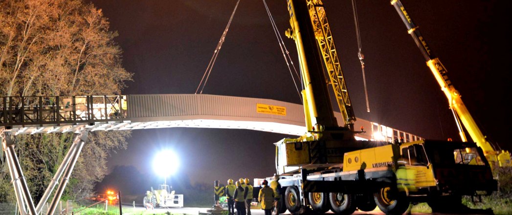 LAFARGE Montage pont-convoyeur pour passage route départementale