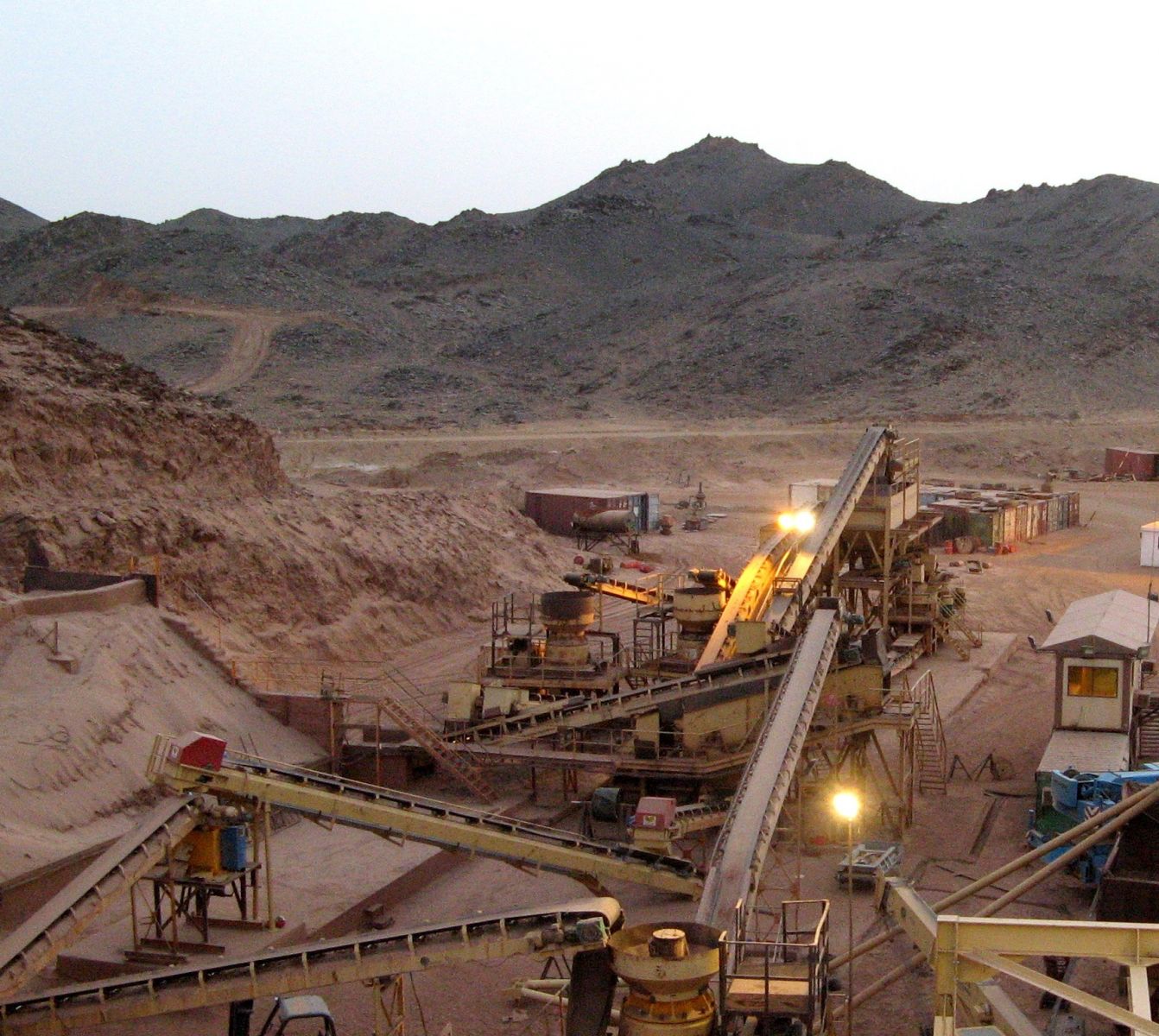 Installation de convoyeurs dans une mine au Soudan