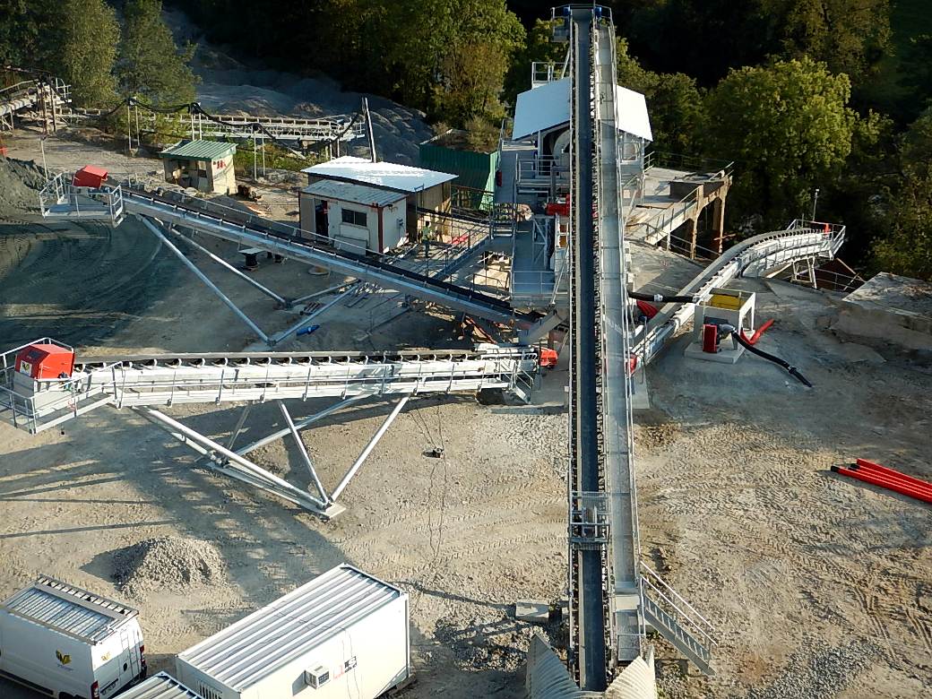 Vue d'ensemble de la nouvelle installation de débourbage et criblage de la Carrière de Pagnac